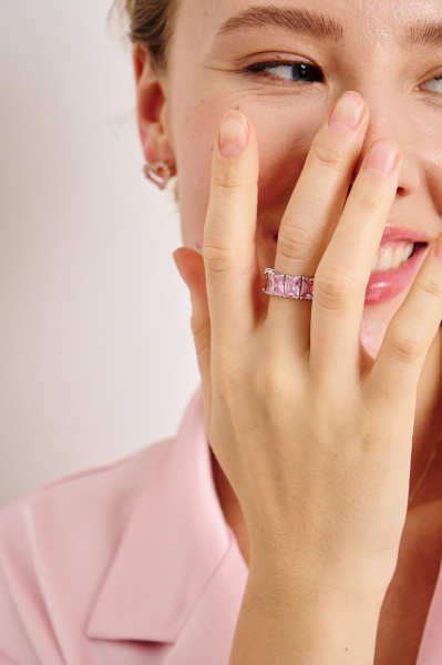 Кольцо-дорожка с большими квадратными стразами (серебро-розовый)